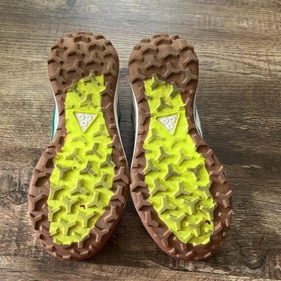 Nike ACG Lowcate Light Iron Ore · Malachite · Summit White · Volt Sneakers Swoos - Picture 11 of 11